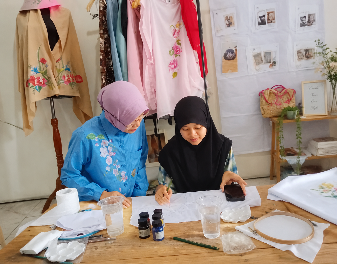 Suasana kelas melukis kain Thursina's